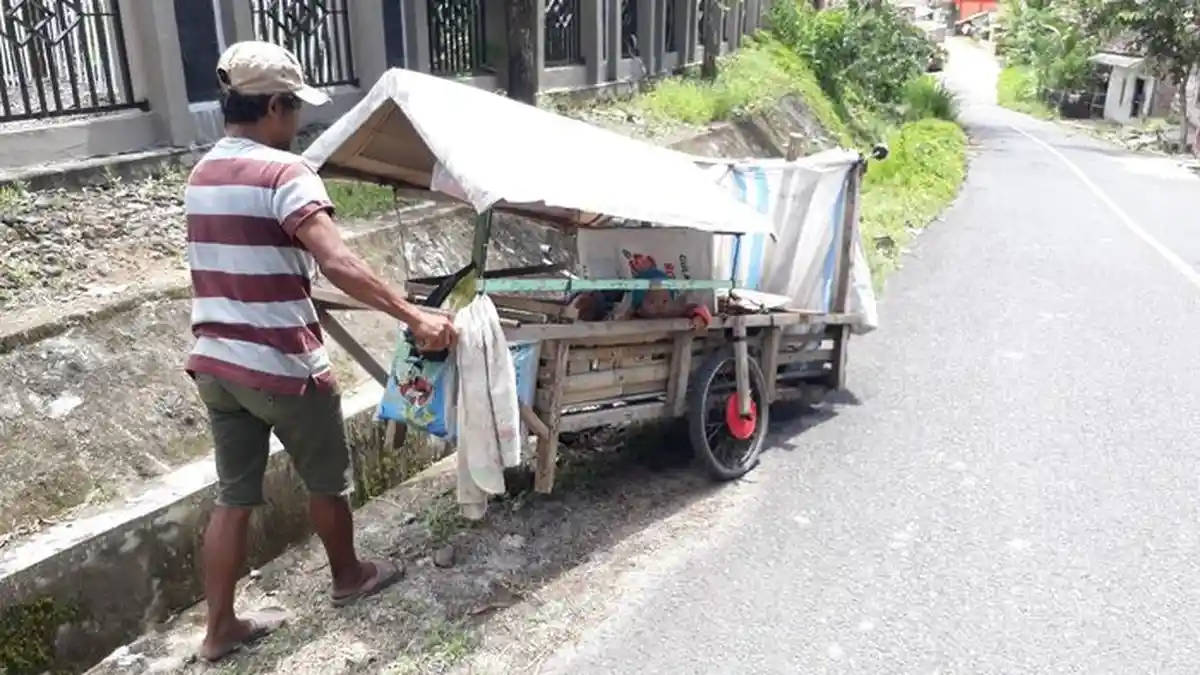 Kisah Pencari Barang Bekas di OKU Selatan Terpaksa Membawa Dua Anak Balitanya dalam Gerobak