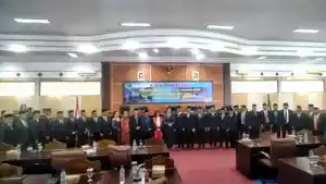 29-Anggota-DPRD-Manggarai-Barat-Resmi-Dilantik-1-Mundur.jpg