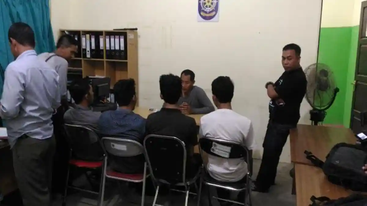 Empat Pemuda Ditangkap saat Asyik Konsumsi Miras di Pantai Pulau Datok
