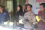 Polisi-tujukan-tiga-laptop-SDN-Gumuksari-Kalisat-Jember-yang-digadaikan.jpg
