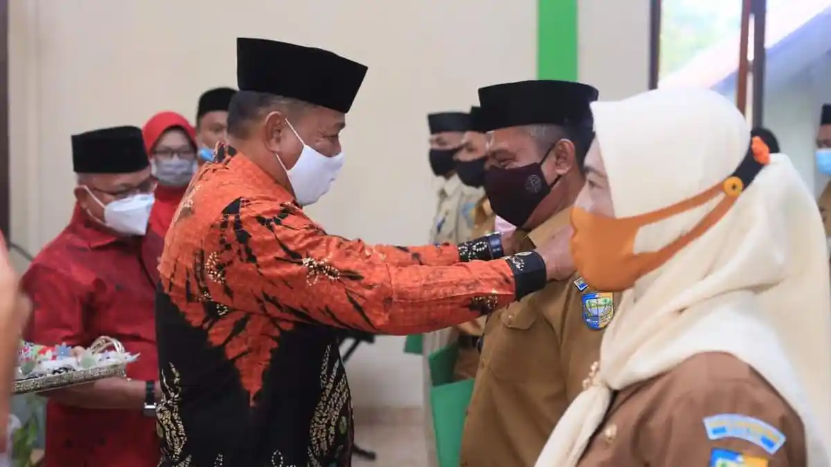 Bupati Bolmut Serahkan SK Pengesahan dan Pengangkatan 14 Penjabat Sangadi 