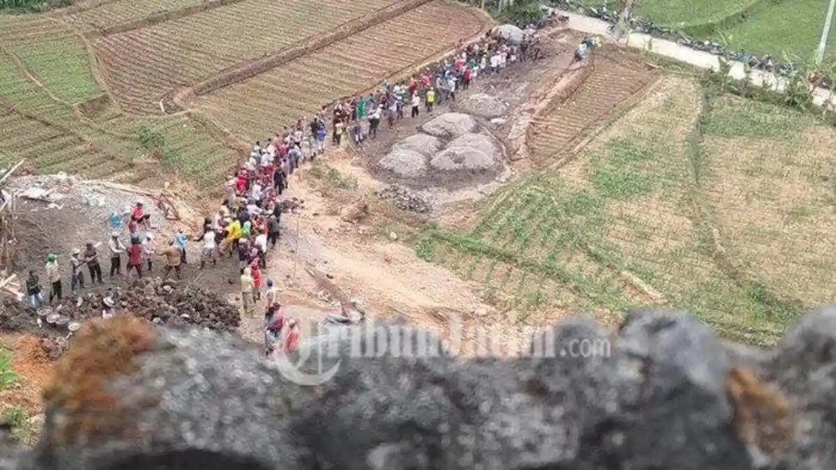 Potret Kerukunan Umat Beragama, Umat Islam Bangun Tebing Pura yang Longsor di Blitar