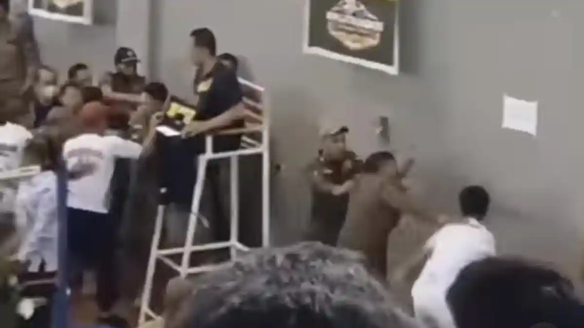 Ricuh Tim Berkelahi di Arena Bulutangkis HUT Sulsel, Satpol PP Protes Hakim Garis