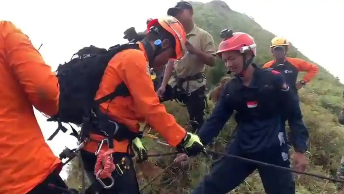Evakuasi Korban Pesawat ATR 42-500, Tim SAR Berjuang Hadapi Medan Terjal dan Kabut Tebal