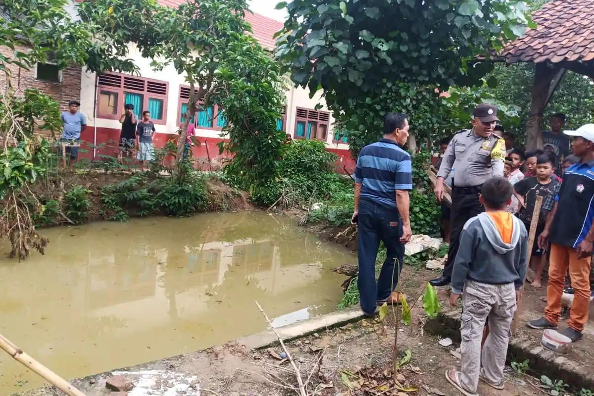 Bocah Pringsewu Tewas Tenggelam, Nuri Angkat Jasad sang Adik dari Dasar Kolam