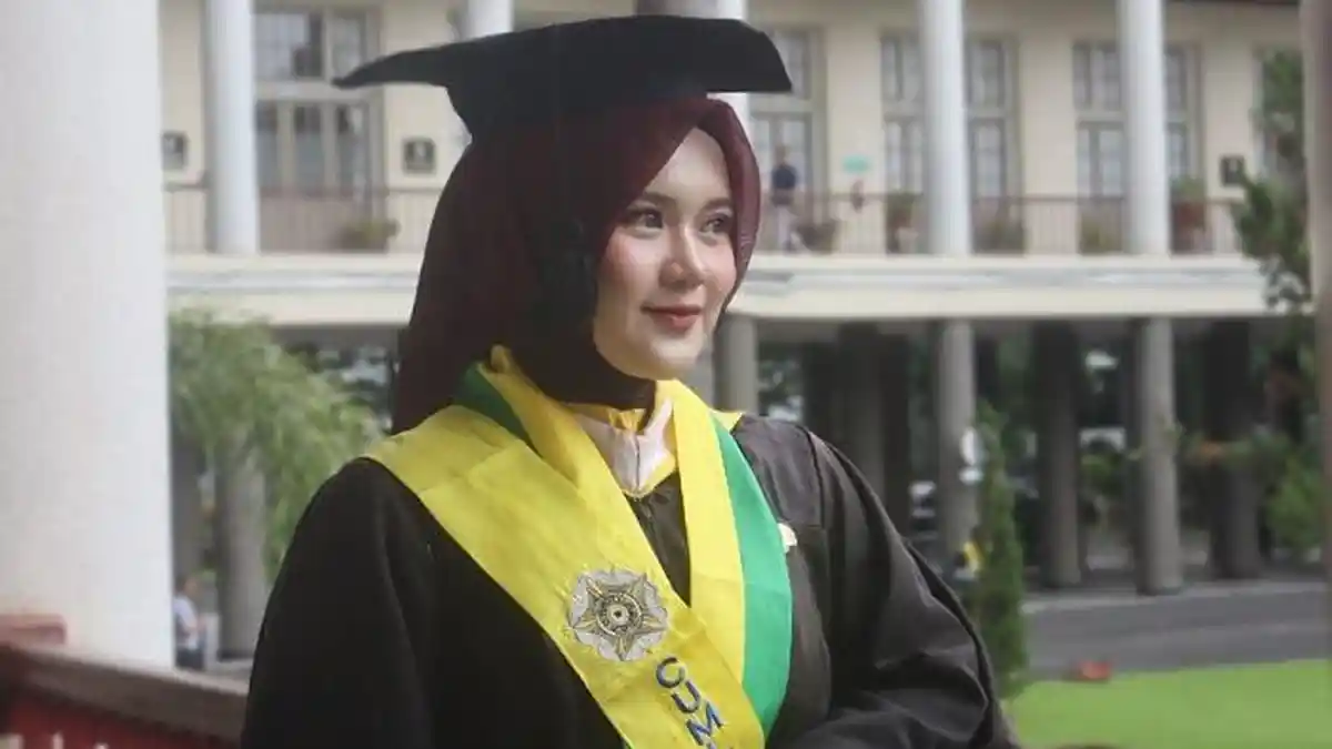 Tekun dan Konsisten Jadi Kunci Isti Raih Predikat Lulusan Dokter Spesialis Termuda UGM