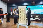 Astrid-Widayani-menerima-cindera-mata.jpg