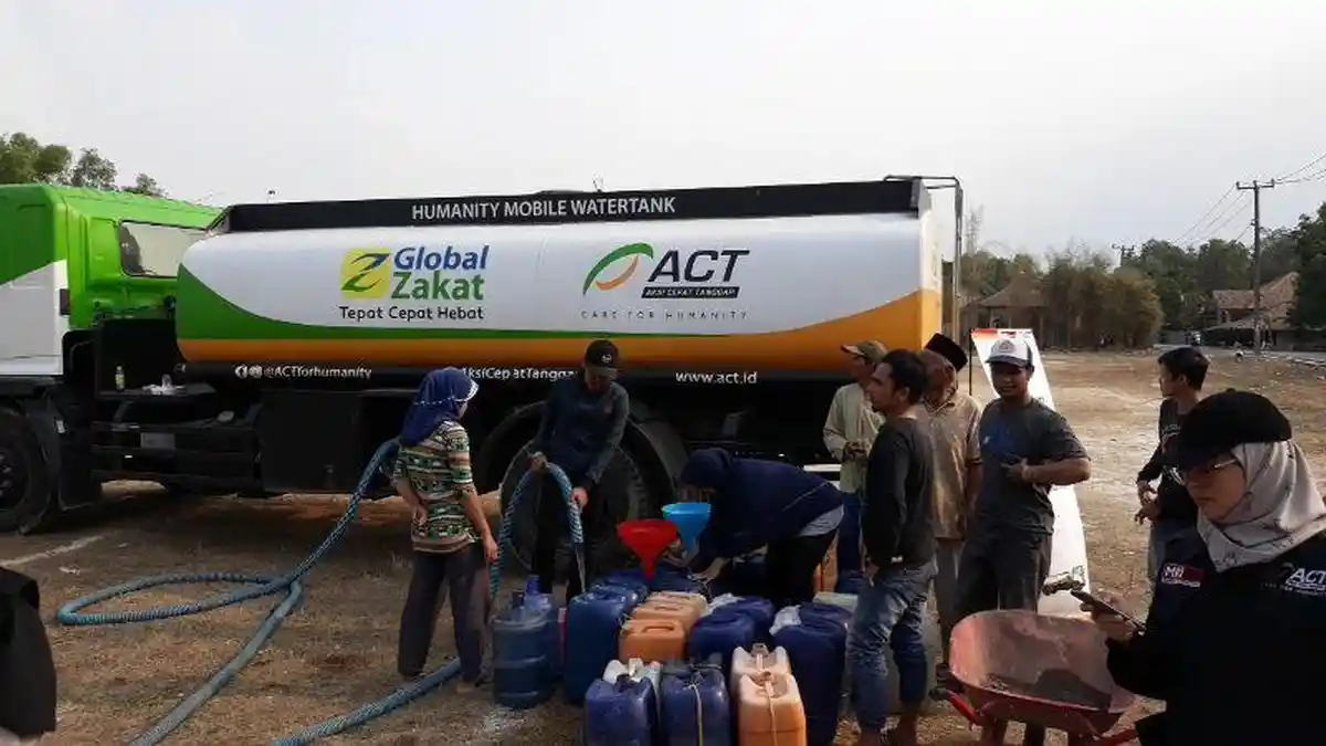 Sedekah Air ke Warga Cibarusah, ACT Kirimkan 13 Mobil Truk Tangki
