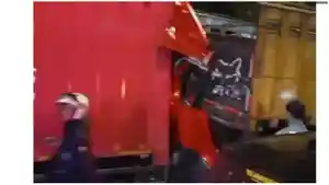 Petugas-pemadam-kebakaran-dan-penyelamatan-kota-Bandung-berhasil-mengevakuasi-sopir-truk.jpg