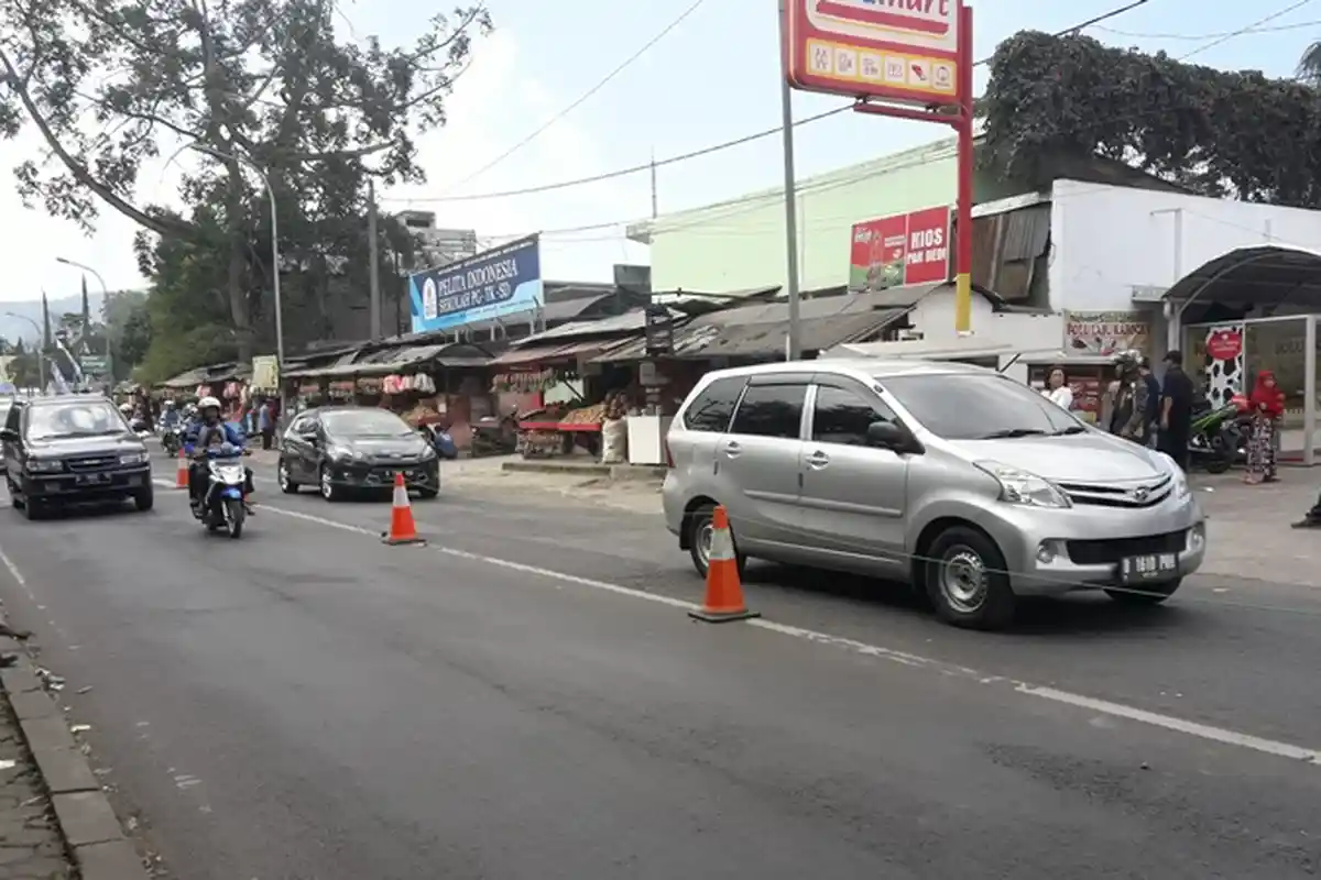 Hari Ini Saja, Sistem 'One Way' Sudah Diberlakukan Polisi Di Kawasan Lembang Sebanyak 10 Kali