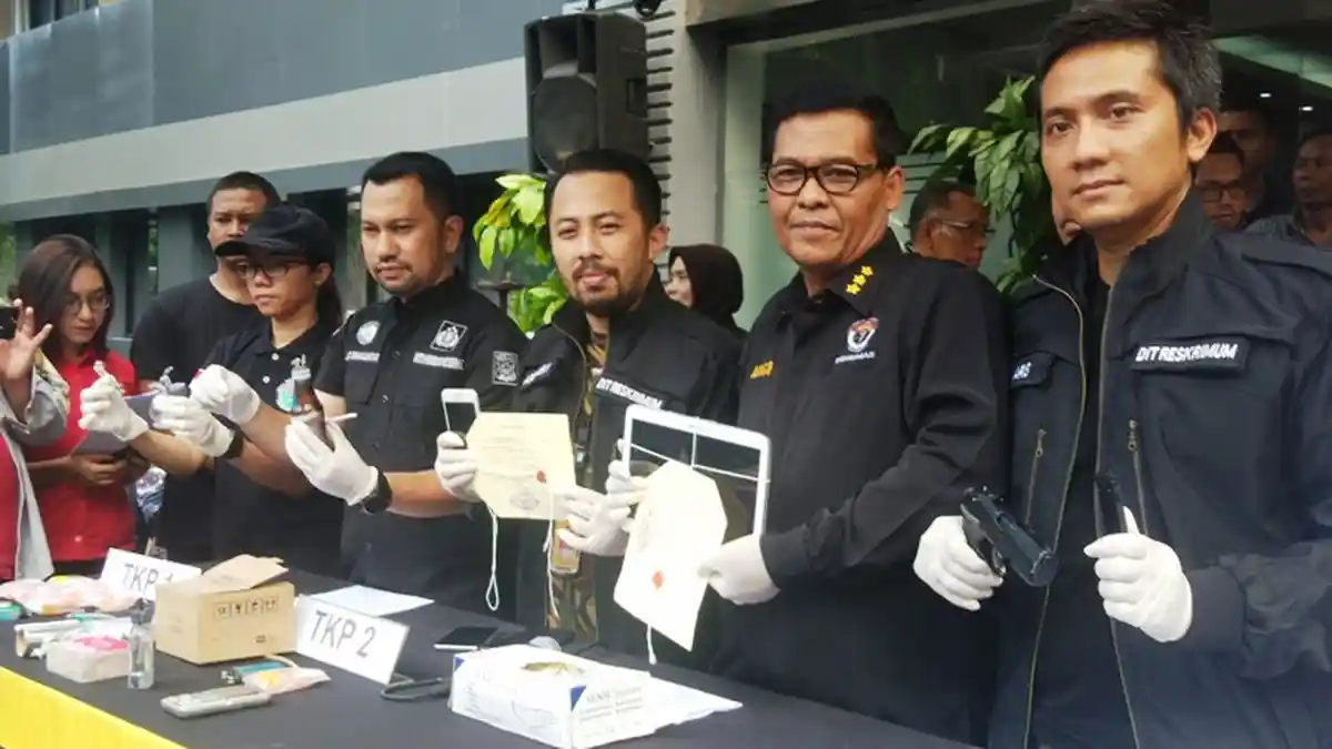 Polisi Temukan Logo DPR dan Senjata Api di Mobil Tersangka Ujaran Kebencian Ini