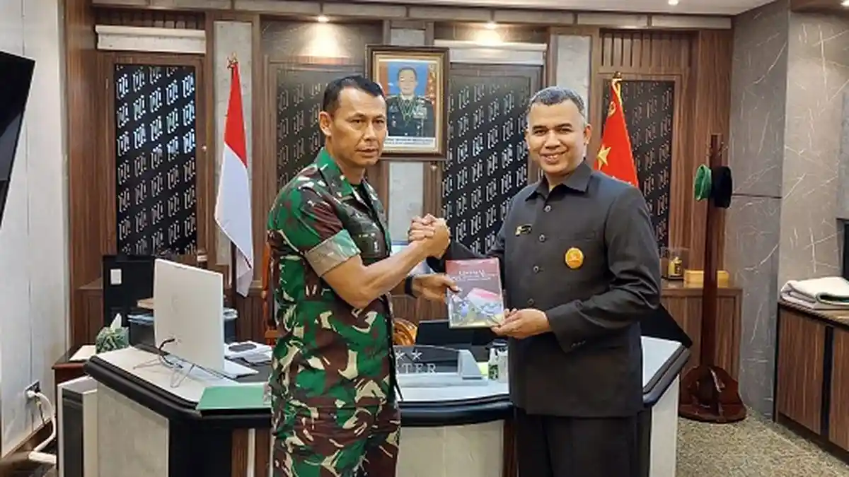 Rektor Unimal Herman Fithra Paparkan Program Beasiswa untuk Anak Daerah 3T di Depan Aster KSAD