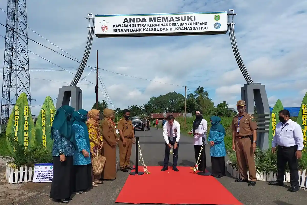 Anisah Wahid Apresiasi Bank Kalsel Bantu Gerbang Desa Banyu Hirang Kecamatan Amuntai Selatan