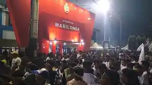 Pendukung-Persena-Nagekeo-saat-hendak-masuk-ke-Stadion-Marilonga-pada-babak-8-besar.jpg