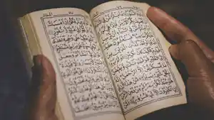 ilustrasi-muslim-membaca-alquran.jpg