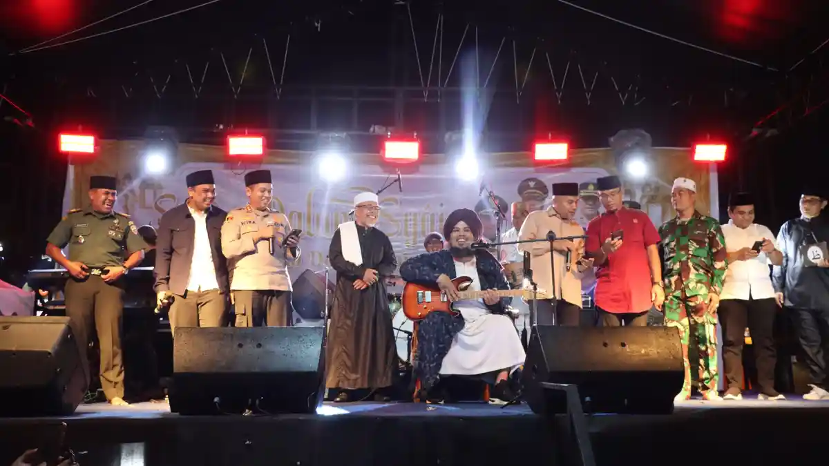 Kapolres Padangsidimpuan Hadiri Tabligh Akbar Bersama Ustaz Derry Sulaiman: Syiar dalam Syair