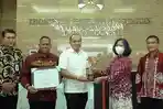 Bupati-Zahir-terima-penghargaan-KLA-Award-2022.jpg
