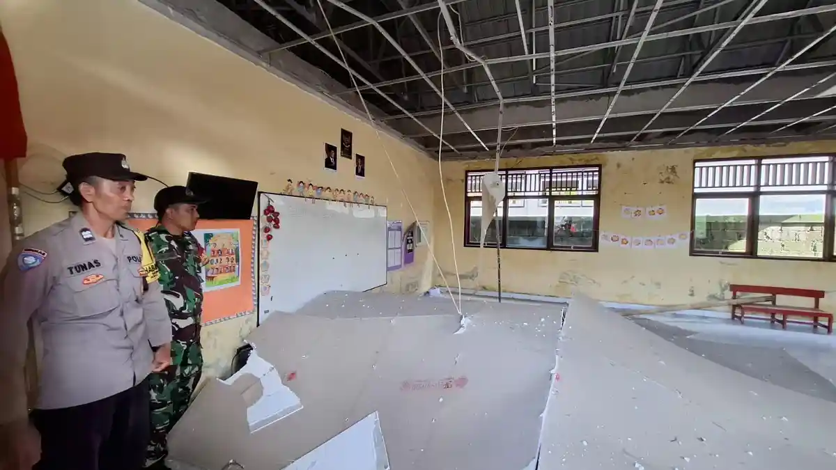 Suara Gemuruh, Plafon Kelas TK Semarapura Tengah Jebol, Siswa Terpaksa Belajar di Luar Kelas