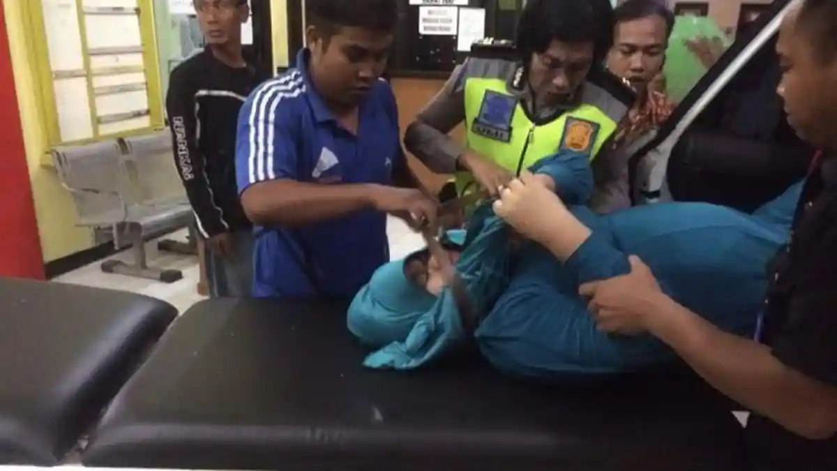 Penumpang Wanita Mendadak Limbung Turun dari Bus di Brexit