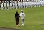 Jokowi Salami Komandan Upacara HUT RI di Istana Merdeka