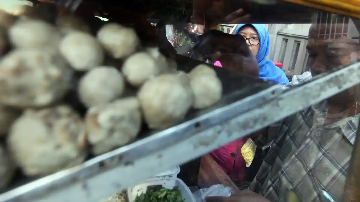 Reaksi Tukang Bakso di Bekasi saat Dituding Pakai Daging Celeng