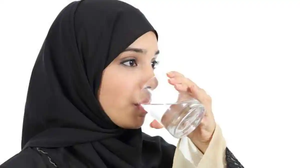 Terlalu Banyak Minum Air Putih Juga Berbahaya, Berikut Takaran Air yang Harus Diminum Selama Puasa