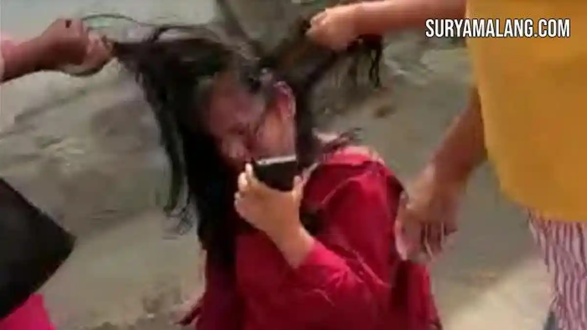 Bangkalan Keras! Emak-emak Hajar Perempuan Cantik Sambil Menuduh Pelakor