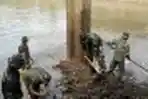 Anggota TNI AD Bersihkan Sungai Ciliwung