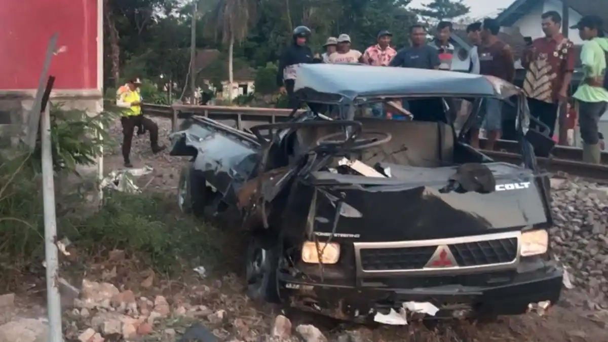 Kecelakaan Maut Mobil Pikap vs KA Penataran Blitar-Malang di Talun, 1 Orang Tewas 