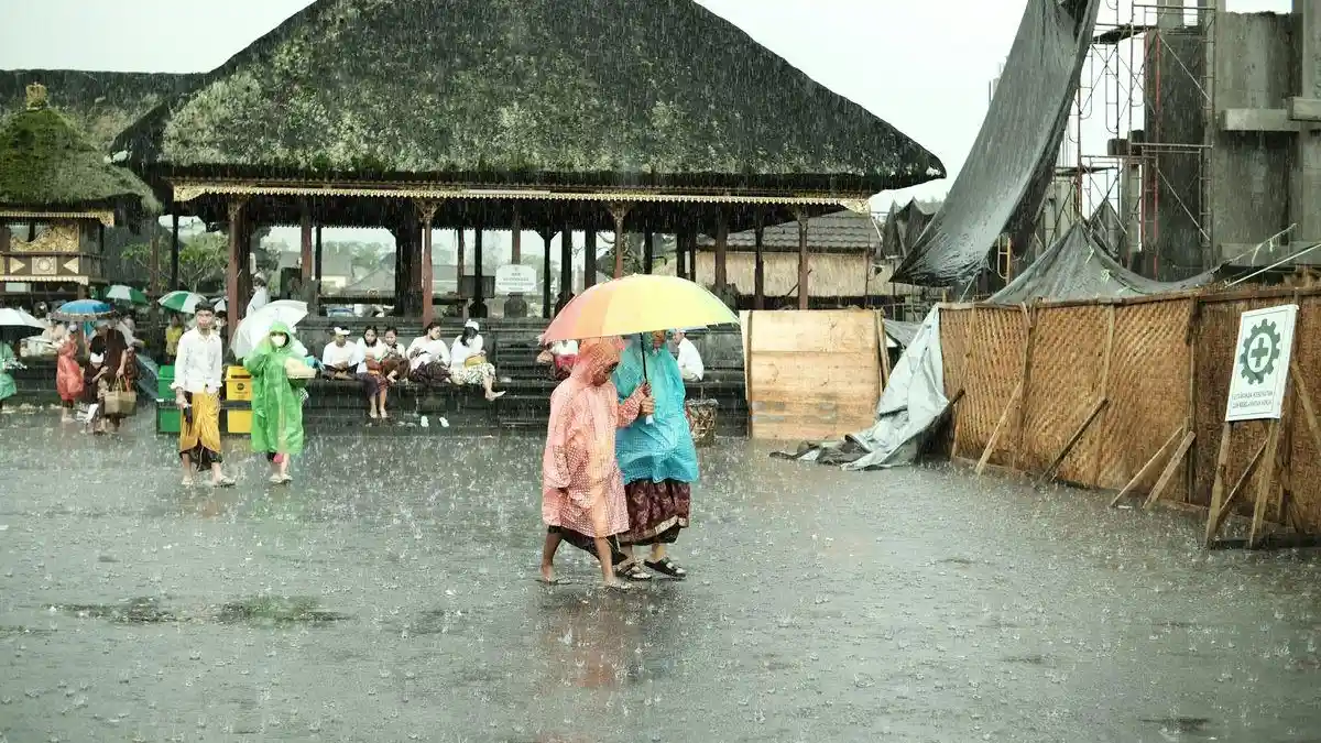 Ramalan Cuaca Jawa Timur Senin 26 Oktober 2026: Malang, Batu, Kediri, Madiun, Blitar Hujan Ringan