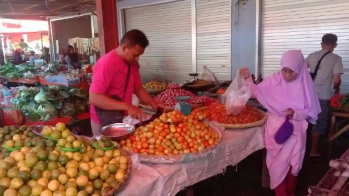 Harga Tomat dan Bawang Merah Naik Rp3-10 Ribu per Kg di Pasar Minggu Kwandang Gorontalo