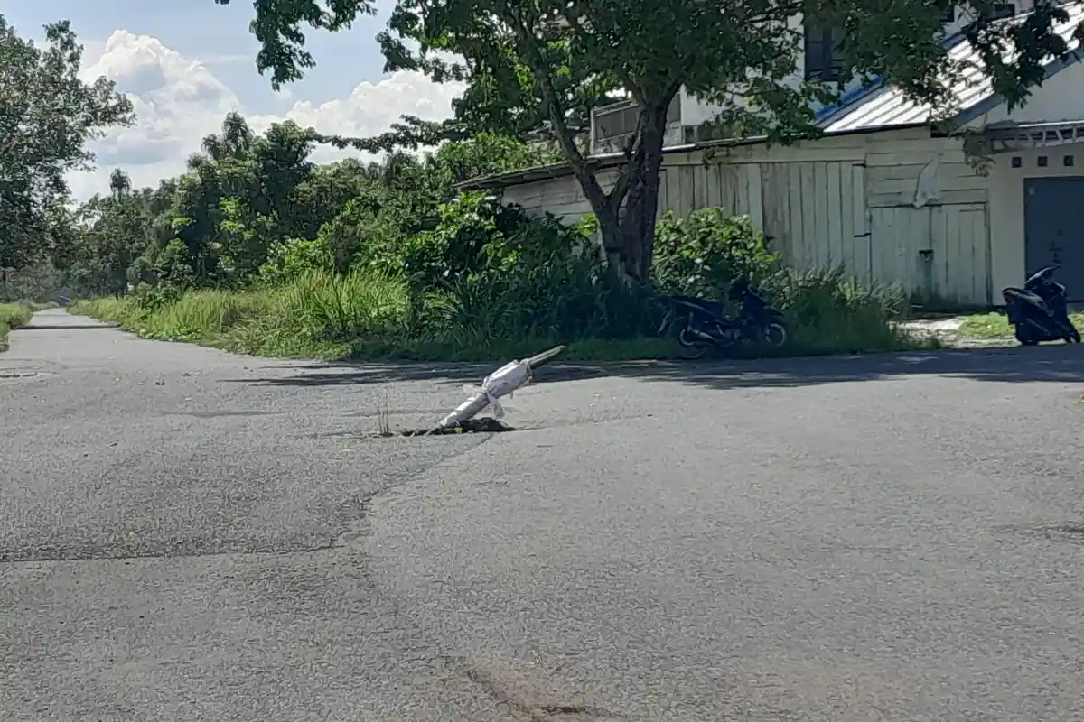 Makan Korban, Warga Desa Soagimalaha Halmahera Timur Keluhkan Jalan Berlubang