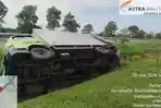 Ngerinya saar Truk Boks Terjun ke Parit Tol Jombang-Mojokerto, Diduga karena Sopir Mengantuk
