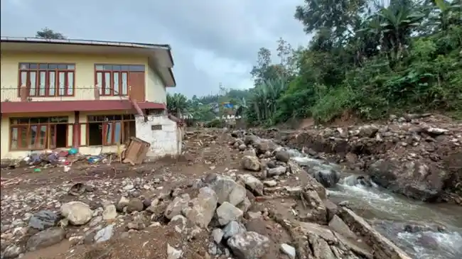 BNPB: Batu-batu Besar Material Gunung Marapi akan Diledakkan untuk Antisipasi Galodo