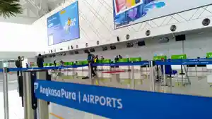 ruang-check-in-bandara-ahmad-yani-semarang-masih-lengang-meski-penebangan-berangsur-normal.jpg