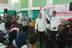 Wali Kota Eri Cahyadi Bagikan Ribuan Paket Seragam dan Beasiswa SMA Sederajat di Surabaya