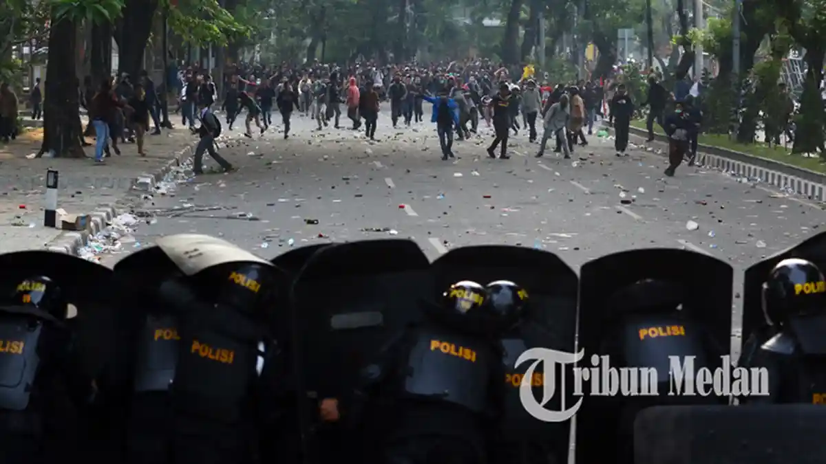 Berita Foto: Aksi Unjuk Rasa Berakhir Ricuh Antara Pelajar dengan Pihak Kepolisian - 27092019_aksi_ricuh_pelajar_danil_siregar-2.jpg