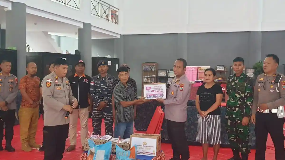 Diserahkan Kapolres Sitaro, Pengungsi Gunung Api Karangetang Kecipratan Bantuan Kemanusiaan Polri