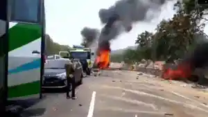 kecelakaan-beruntun-di-tol-cipularang.jpg