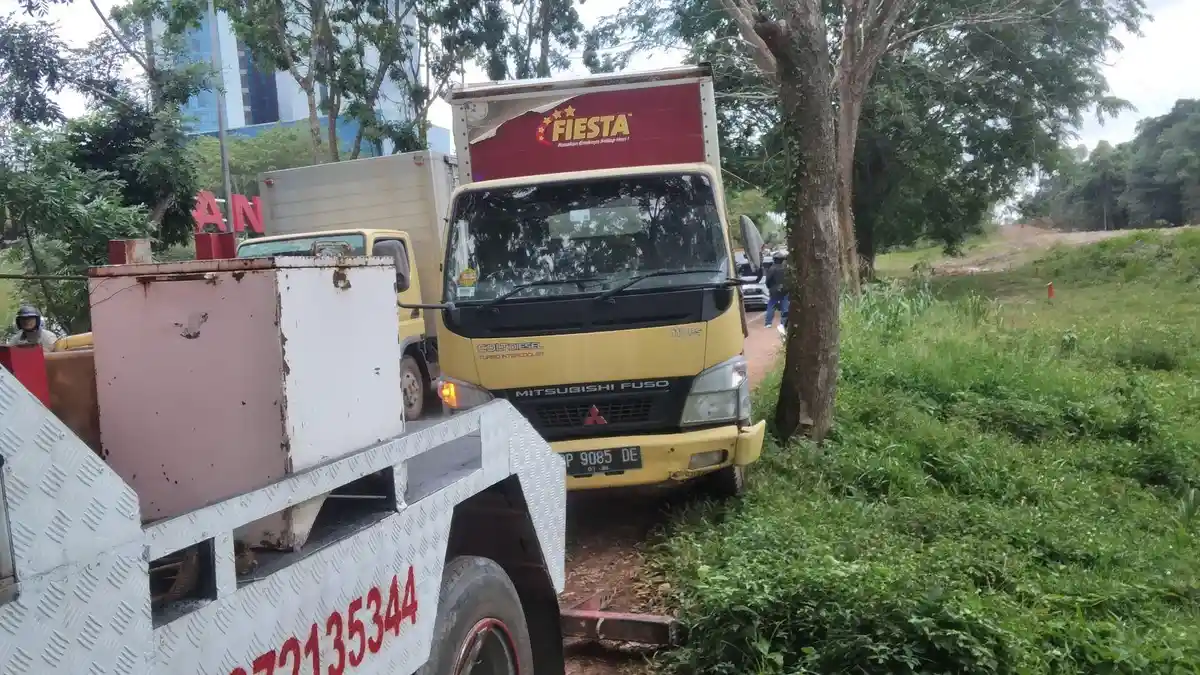 KECELAKAAN DI BATAM, Mobil Bawa Sembako Terbalik, Jalan Muka Kuning Macet hingga 5 Km