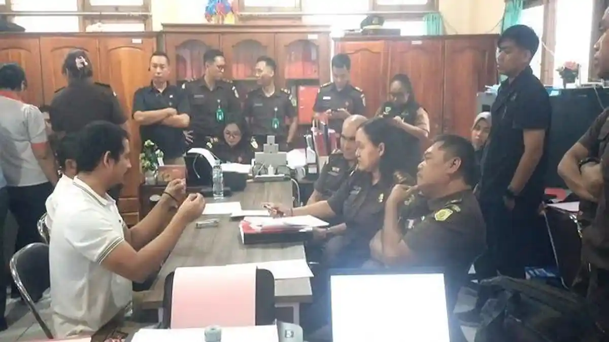 LIPSUS: Sidang Perdana Digelar Hari Ini Istri Anak Jenguk Fajar Tiga Kali Seminggu