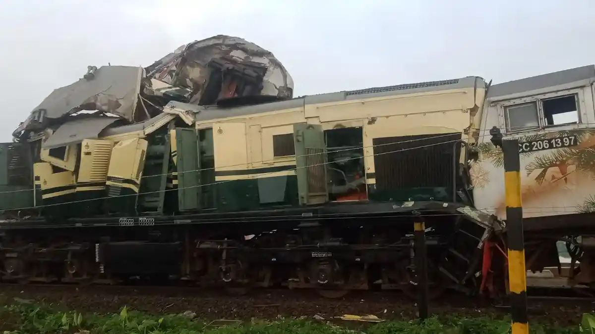 Parahnya Tabrakan Kereta di Cicalengka, Gerbong Ringsek Sampai Terangkat ke Atas, Masinis Terjepit