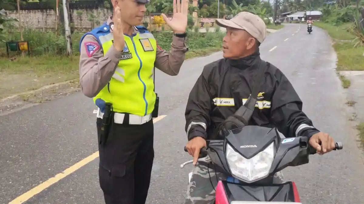 Sat Lantas Polres Nias Selatan Tegur Pengendara yang Tak Pakai Helem Secara Humanis