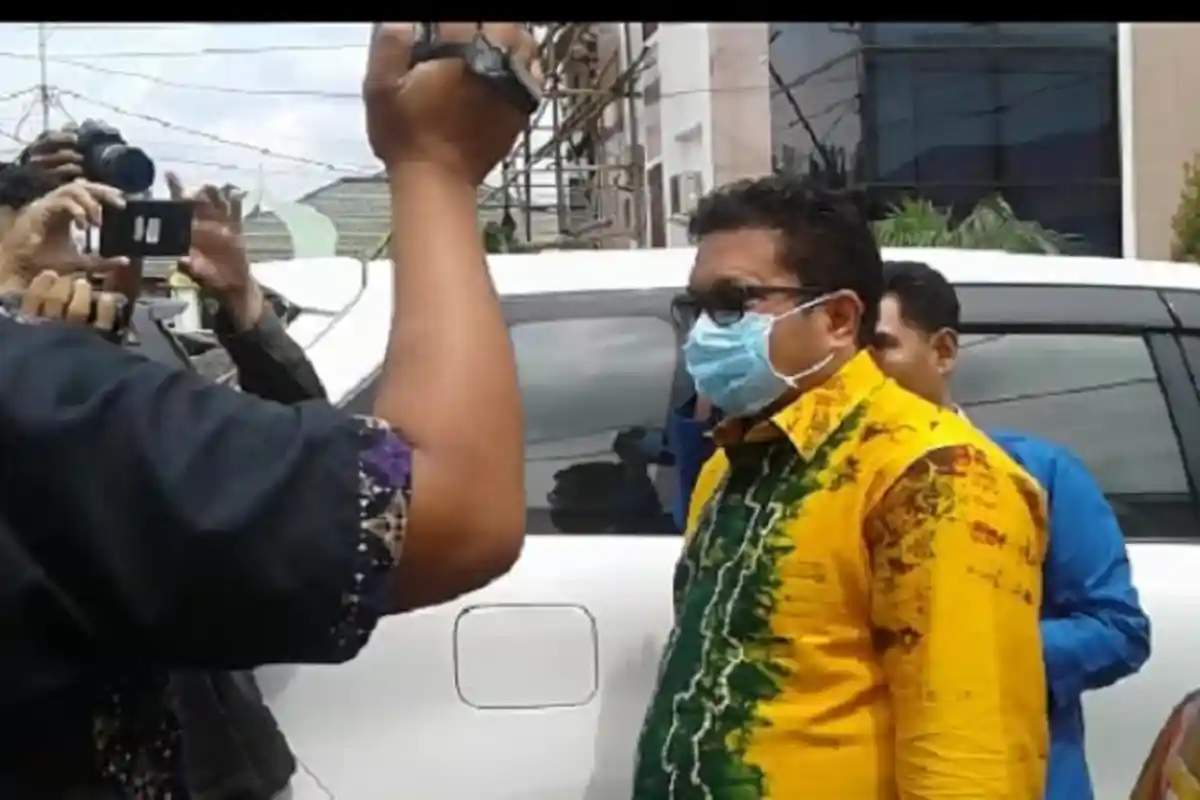 Malu Terkena OTT?  Dirut PDAM Ini Tutupi Wajahnya dengan Masker Saat Digiring KPK