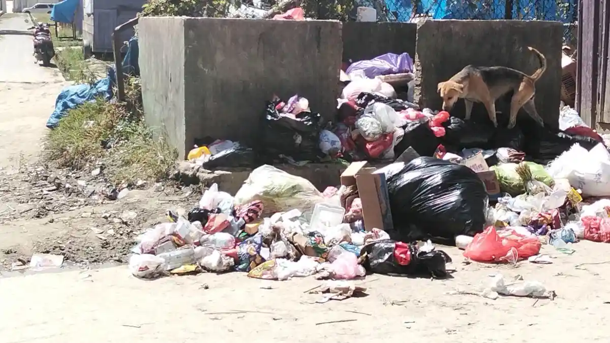 JOROK! Sampah Menumpuk dan Meluber ke Jalan di Kota Mamasa, DLH: Hari Ini Libur Gereja