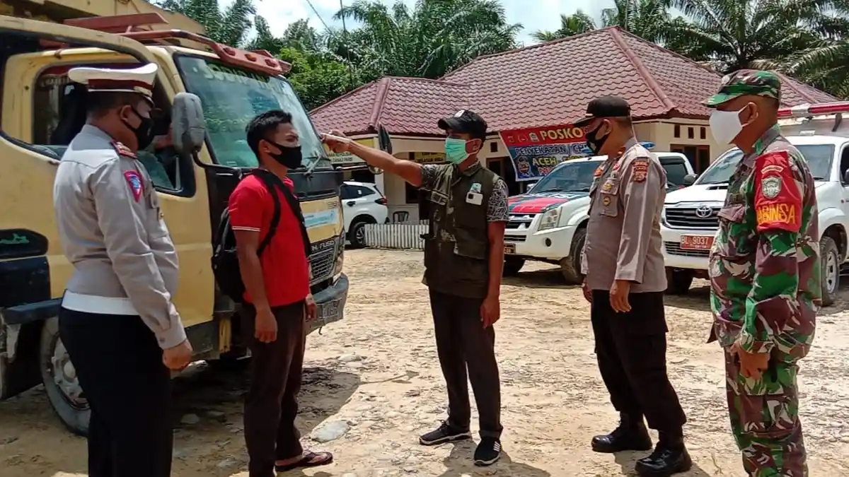 Sekat Arus Mudik di Perbatasan Aceh-Sumut, Petugas Periksa Kendaraan di Pintu Masuk Aceh Singkil