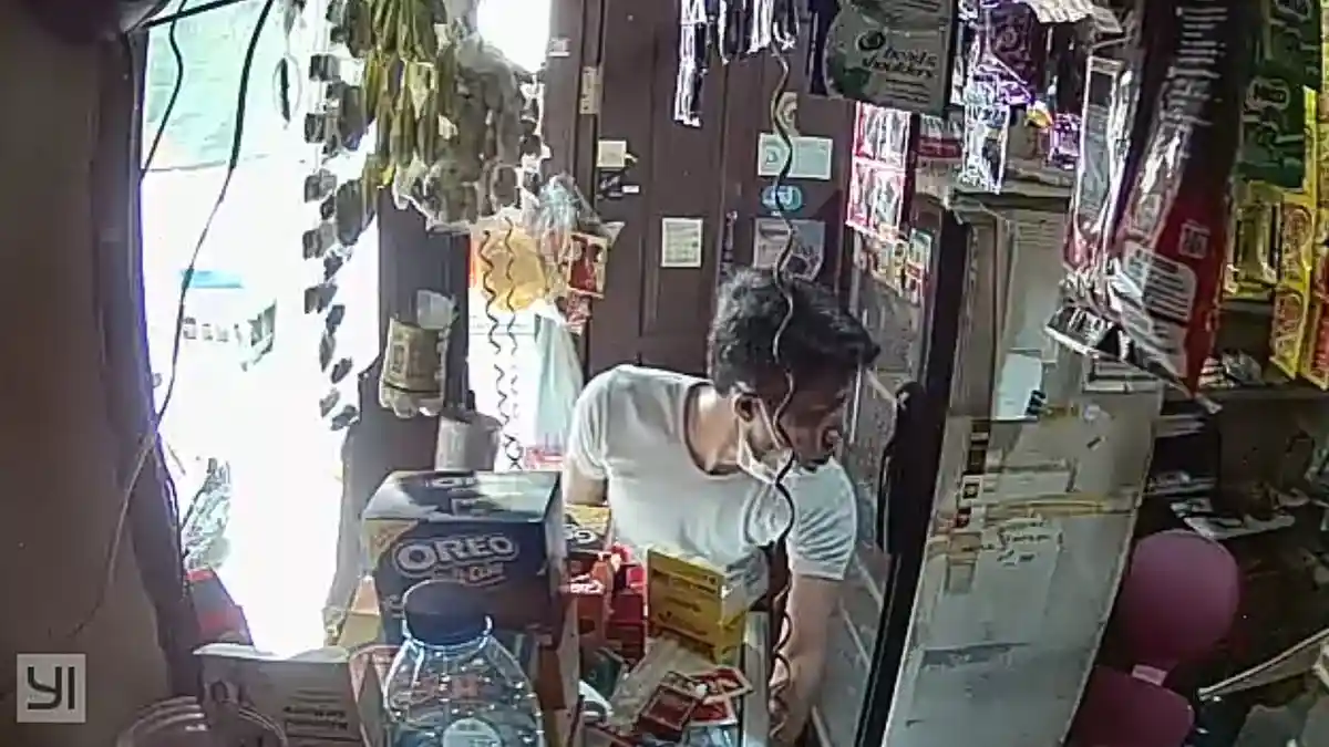 Terekam CCTV, Pemuda Celingak-Celinguk Gasak Ponsel dari Warung di Kelapa Gading