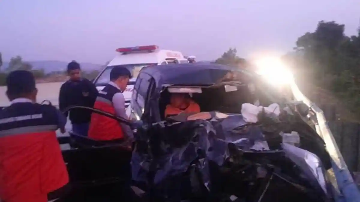 Kecelakaan Maut, 1 Orang Tewas, Mobil Dinas Sekretariat DPRD Pesibar Lampung Tabrak Truk