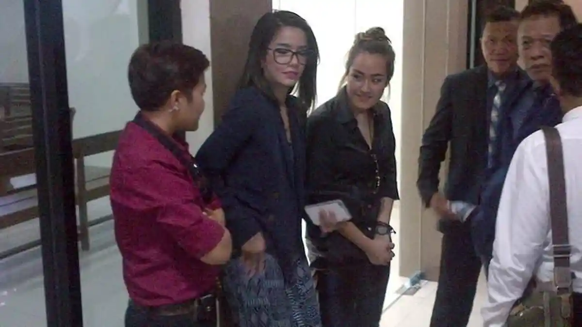 Perempuan Ini Gelisah Menunggu Sidang Cerai Sheila Marcia dan Kiki Mirano