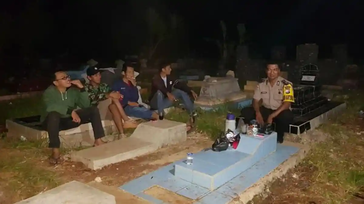 Di Desa Ini Makam Orang yang Meninggal Malam Selasa Kliwon Harus Dijaga Warga dan Polisi, Ada Apa?